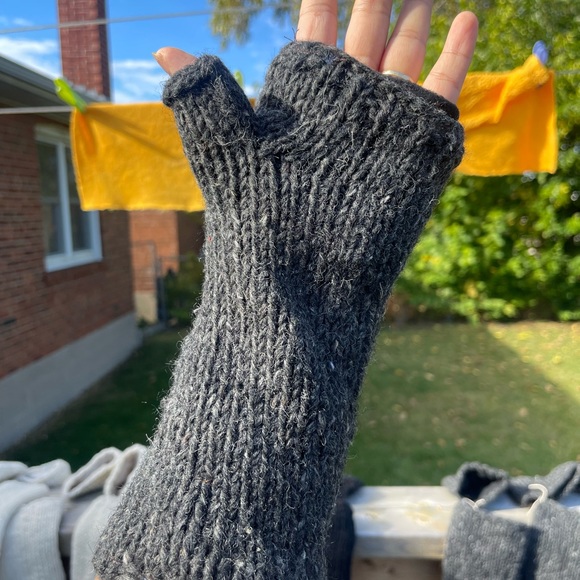 100% woolen Himalayan gloves n hat - Picture 16 of 16